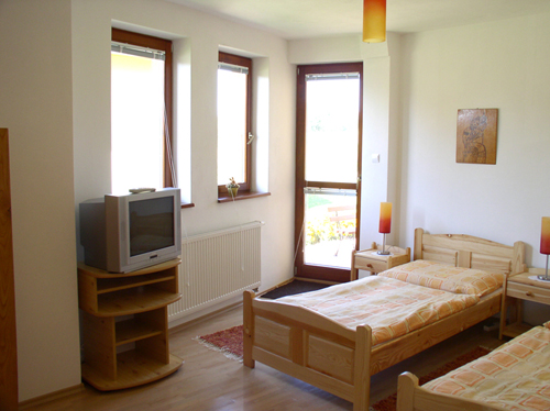 Pohľad na apartmánový dom zo záhrady